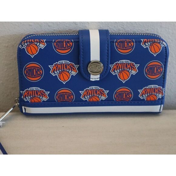 Loungefly NBAWA0004 Women's NBA NY Knicks Logo Zip Around Snap Wallet - Picture 1 of 9
